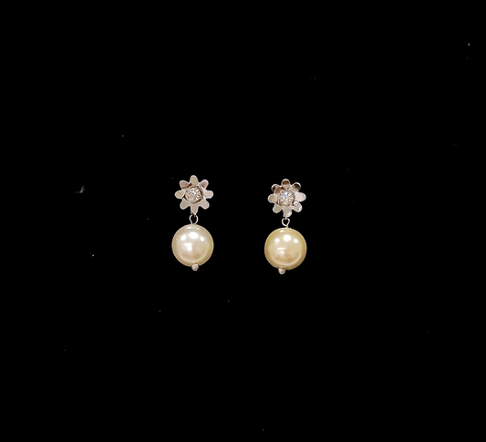 Pearl Flower Earring - Stainless Steel.